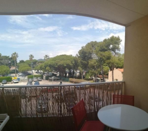 Sympathique studio climatisé sur le port de Hyeres